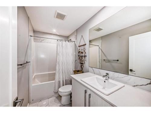 480 West Lakeview Drive, Chestermere, AB - Indoor Photo Showing Bathroom