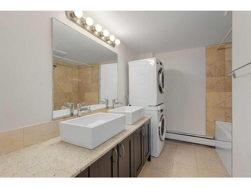 220-519 17 Avenue Sw, Calgary, AB - Indoor Photo Showing Bathroom