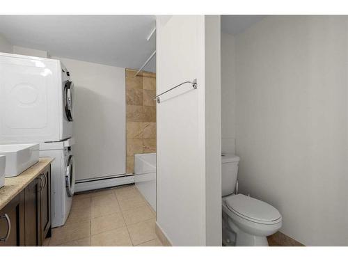 220-519 17 Avenue Sw, Calgary, AB - Indoor Photo Showing Bathroom