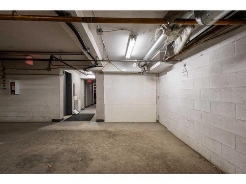 220-519 17 Avenue Sw, Calgary, AB - Indoor Photo Showing Garage