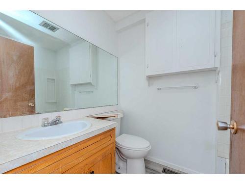 3036 Dover Crescent Se, Calgary, AB - Indoor Photo Showing Bathroom