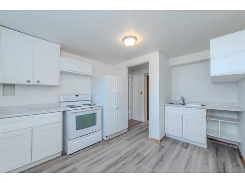 3036 Dover Crescent Se, Calgary, AB - Indoor Photo Showing Kitchen