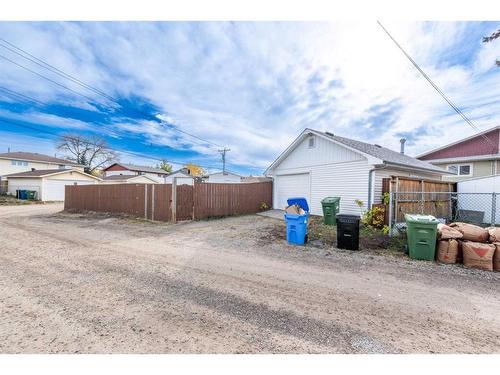 3036 Dover Crescent Se, Calgary, AB - Outdoor