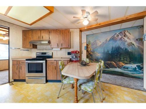 260 Spring Haven Court South, Airdrie, AB - Indoor Photo Showing Kitchen