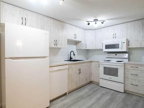 932 43 Street Sw, Calgary, AB - Indoor Photo Showing Kitchen