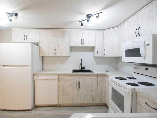 932 43 Street Sw, Calgary, AB - Indoor Photo Showing Kitchen