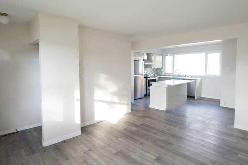 932 43 Street Sw, Calgary, AB - Indoor Photo Showing Kitchen