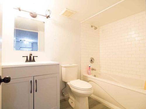 932 43 Street Sw, Calgary, AB - Indoor Photo Showing Bathroom