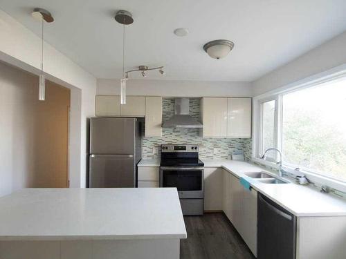 932 43 Street Sw, Calgary, AB - Indoor Photo Showing Kitchen With Double Sink With Upgraded Kitchen