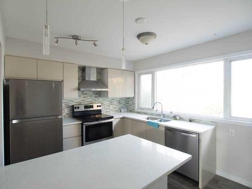 932 43 Street Sw, Calgary, AB - Indoor Photo Showing Kitchen With Double Sink With Upgraded Kitchen