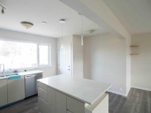 932 43 Street Sw, Calgary, AB - Indoor Photo Showing Kitchen