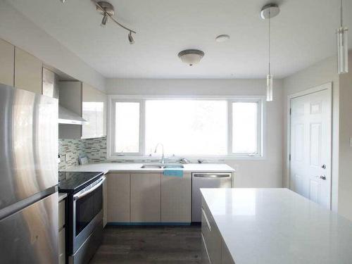 932 43 Street Sw, Calgary, AB - Indoor Photo Showing Kitchen