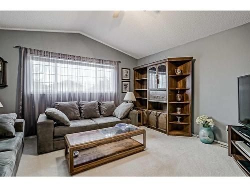 172 Tuscarora Heights Nw, Calgary, AB - Indoor Photo Showing Living Room