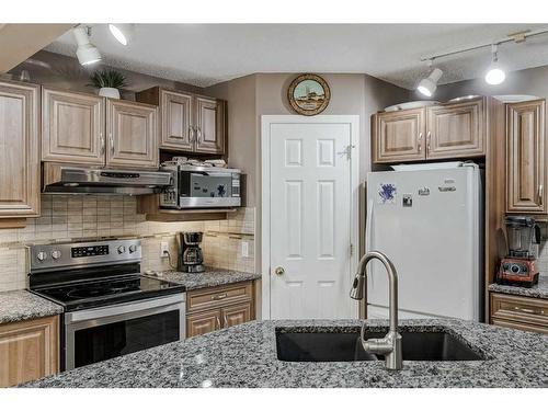 172 Tuscarora Heights Nw, Calgary, AB - Indoor Photo Showing Kitchen With Upgraded Kitchen