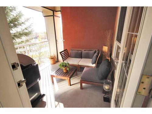 312-5115 Richard Road Sw, Calgary, AB - Indoor Photo Showing Living Room