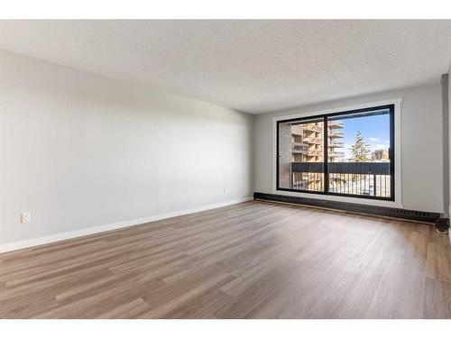 514-9800 Horton Road Sw, Calgary, AB - Indoor Photo Showing Living Room