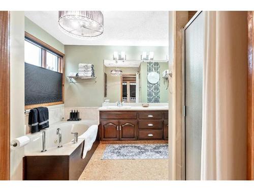 123 Woodhaven Bay Sw, Calgary, AB - Indoor Photo Showing Bathroom