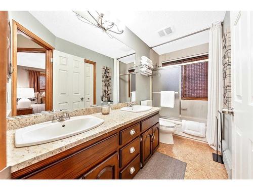 123 Woodhaven Bay Sw, Calgary, AB - Indoor Photo Showing Bathroom