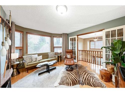 123 Woodhaven Bay Sw, Calgary, AB - Indoor Photo Showing Living Room