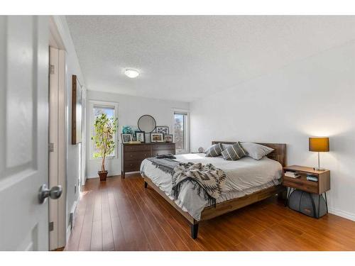 113 30 Avenue Nw, Calgary, AB - Indoor Photo Showing Bedroom