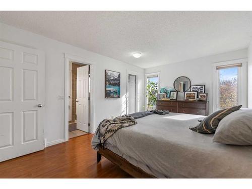 113 30 Avenue Nw, Calgary, AB - Indoor Photo Showing Bedroom