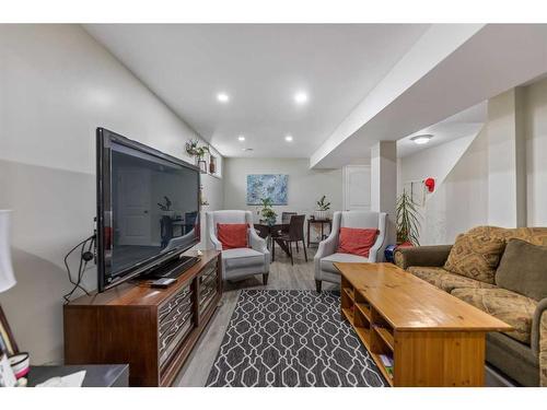 113 30 Avenue Nw, Calgary, AB - Indoor Photo Showing Living Room