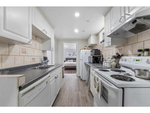 113 30 Avenue Nw, Calgary, AB - Indoor Photo Showing Kitchen