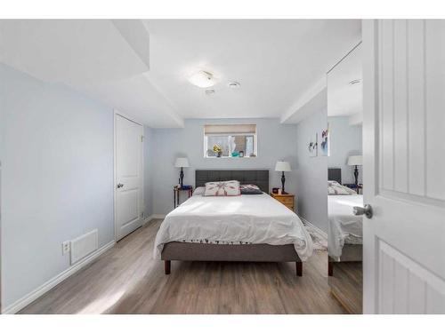 113 30 Avenue Nw, Calgary, AB - Indoor Photo Showing Bedroom