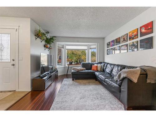 113 30 Avenue Nw, Calgary, AB - Indoor Photo Showing Living Room