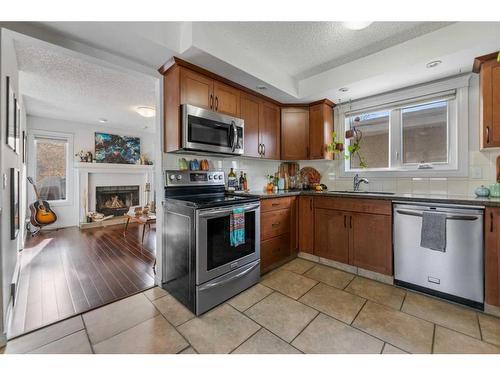 113 30 Avenue Nw, Calgary, AB - Indoor Photo Showing Kitchen