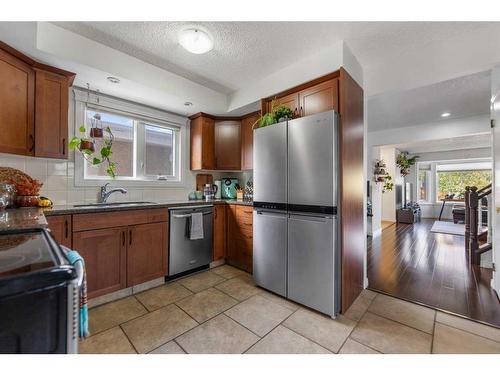 113 30 Avenue Nw, Calgary, AB - Indoor Photo Showing Kitchen