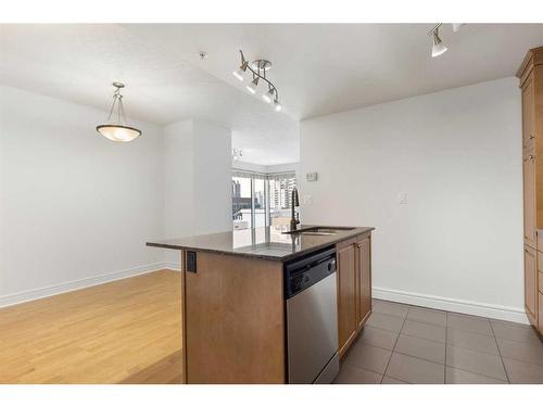 1501-910 5 Avenue Sw, Calgary, AB - Indoor Photo Showing Kitchen