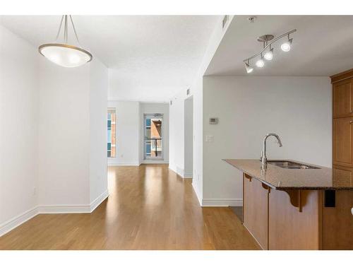 1501-910 5 Avenue Sw, Calgary, AB - Indoor Photo Showing Kitchen