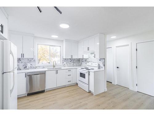 728 Aboyne Way Ne, Calgary, AB - Indoor Photo Showing Kitchen