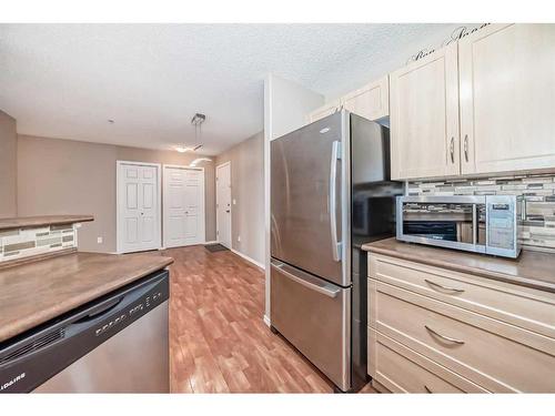 1104-10 Prestwick Bay Se, Calgary, AB - Indoor Photo Showing Kitchen