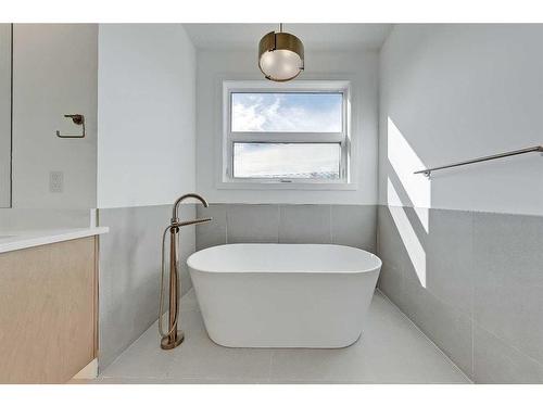 1143 Richland Road Ne, Calgary, AB - Indoor Photo Showing Bathroom