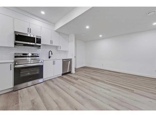 1143 Richland Road Ne, Calgary, AB - Indoor Photo Showing Kitchen