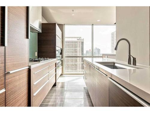 1807-108 9 Avenue Sw, Calgary, AB - Indoor Photo Showing Kitchen