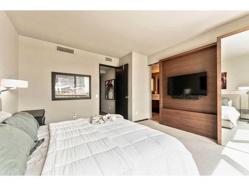 1807-108 9 Avenue Sw, Calgary, AB - Indoor Photo Showing Bedroom