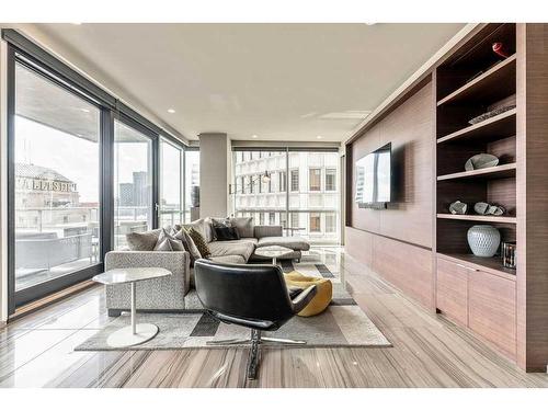 1807-108 9 Avenue Sw, Calgary, AB - Indoor Photo Showing Living Room