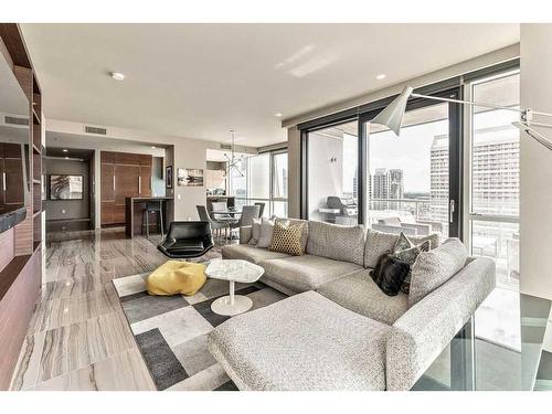 1807-108 9 Avenue Sw, Calgary, AB - Indoor Photo Showing Living Room