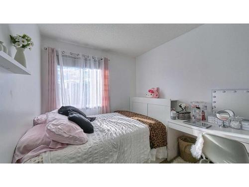 15 Elgin Meadows Gardens Se, Calgary, AB - Indoor Photo Showing Bedroom