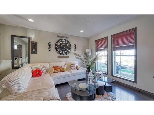 15 Elgin Meadows Gardens Se, Calgary, AB - Indoor Photo Showing Living Room