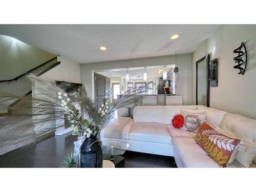 15 Elgin Meadows Gardens Se, Calgary, AB - Indoor Photo Showing Living Room