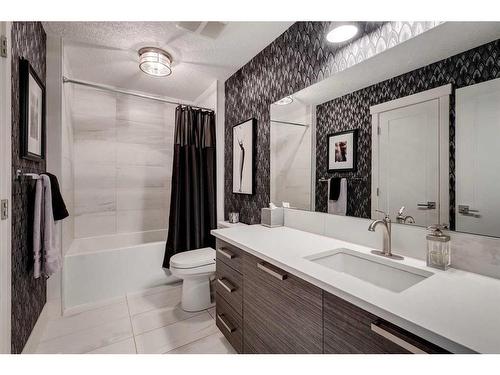 3607 Kildare Crescent Sw, Calgary, AB - Indoor Photo Showing Bathroom