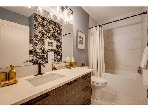 3607 Kildare Crescent Sw, Calgary, AB - Indoor Photo Showing Bathroom