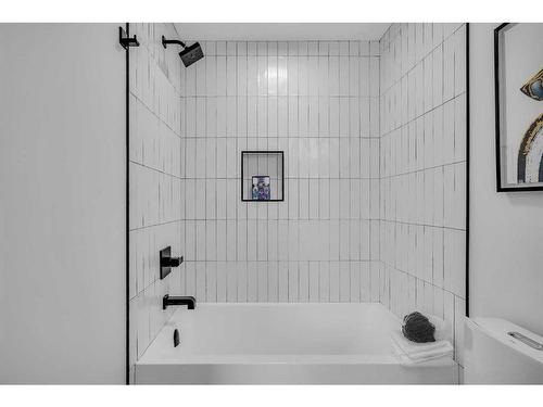 199 Westview Drive Sw, Calgary, AB - Indoor Photo Showing Bathroom