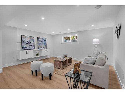 199 Westview Drive Sw, Calgary, AB - Indoor Photo Showing Living Room