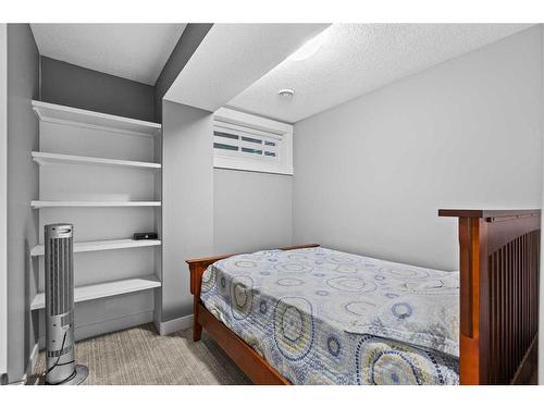 111 Sherview Grove Nw, Calgary, AB - Indoor Photo Showing Bedroom