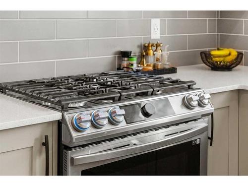 25 Creekside Boulevard Sw, Calgary, AB - Indoor Photo Showing Kitchen